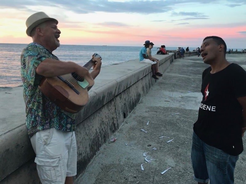 Mark borrowing a busker's guitar on the Malecón