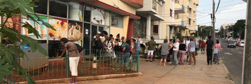 The line for the ice cream shop next to our apartment is Vedado